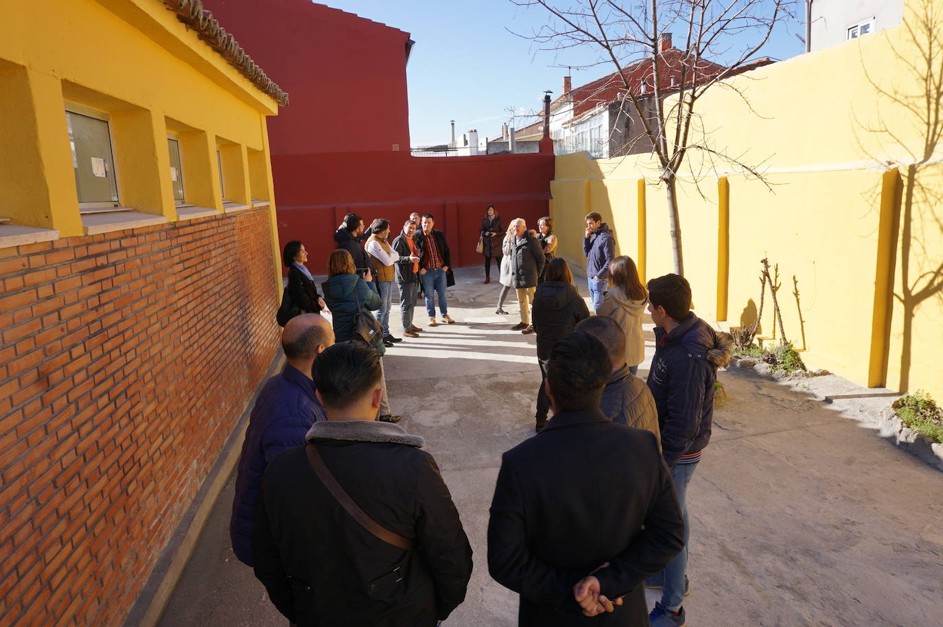 Ls alumnos que han realizado el curso de 900 horas durante seis meses y han recuperado las antiguas escuelas de La Flecha para ser el centro de ocio juvenil. 