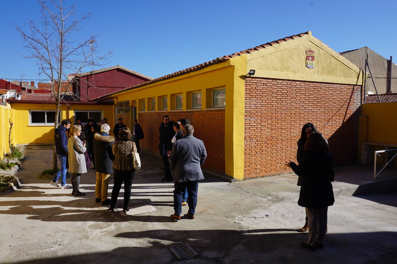 Ls alumnos que han realizado el curso de 900 horas durante seis meses y han recuperado las antiguas escuelas de La Flecha para ser el centro de ocio juvenil. 