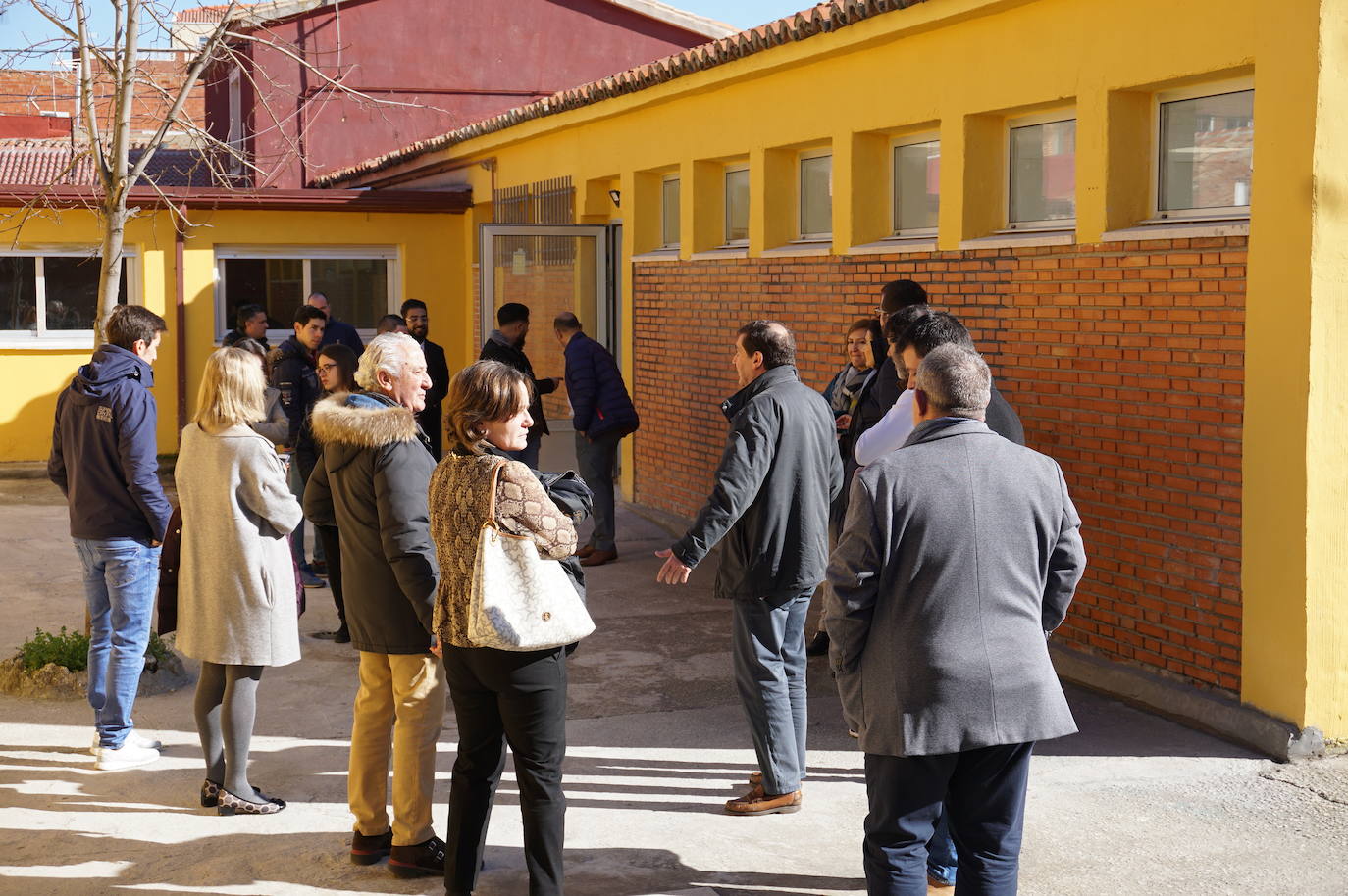 Ls alumnos que han realizado el curso de 900 horas durante seis meses y han recuperado las antiguas escuelas de La Flecha para ser el centro de ocio juvenil. 