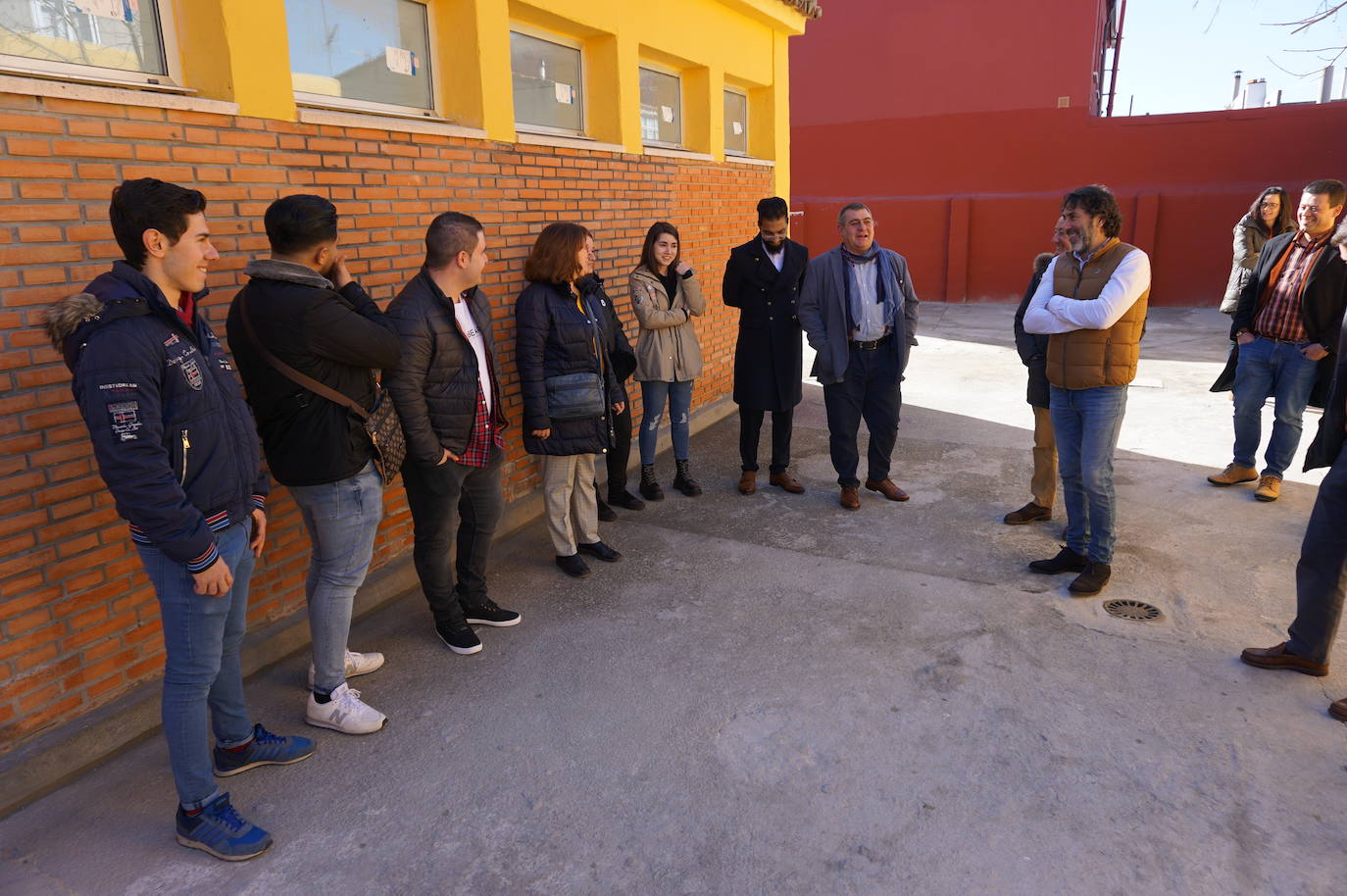 Ls alumnos que han realizado el curso de 900 horas durante seis meses y han recuperado las antiguas escuelas de La Flecha para ser el centro de ocio juvenil. 