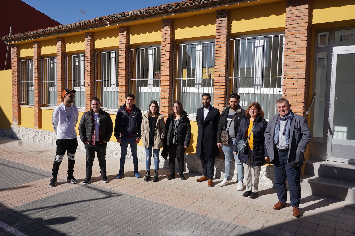 Ls alumnos que han realizado el curso de 900 horas durante seis meses y han recuperado las antiguas escuelas de La Flecha para ser el centro de ocio juvenil. 