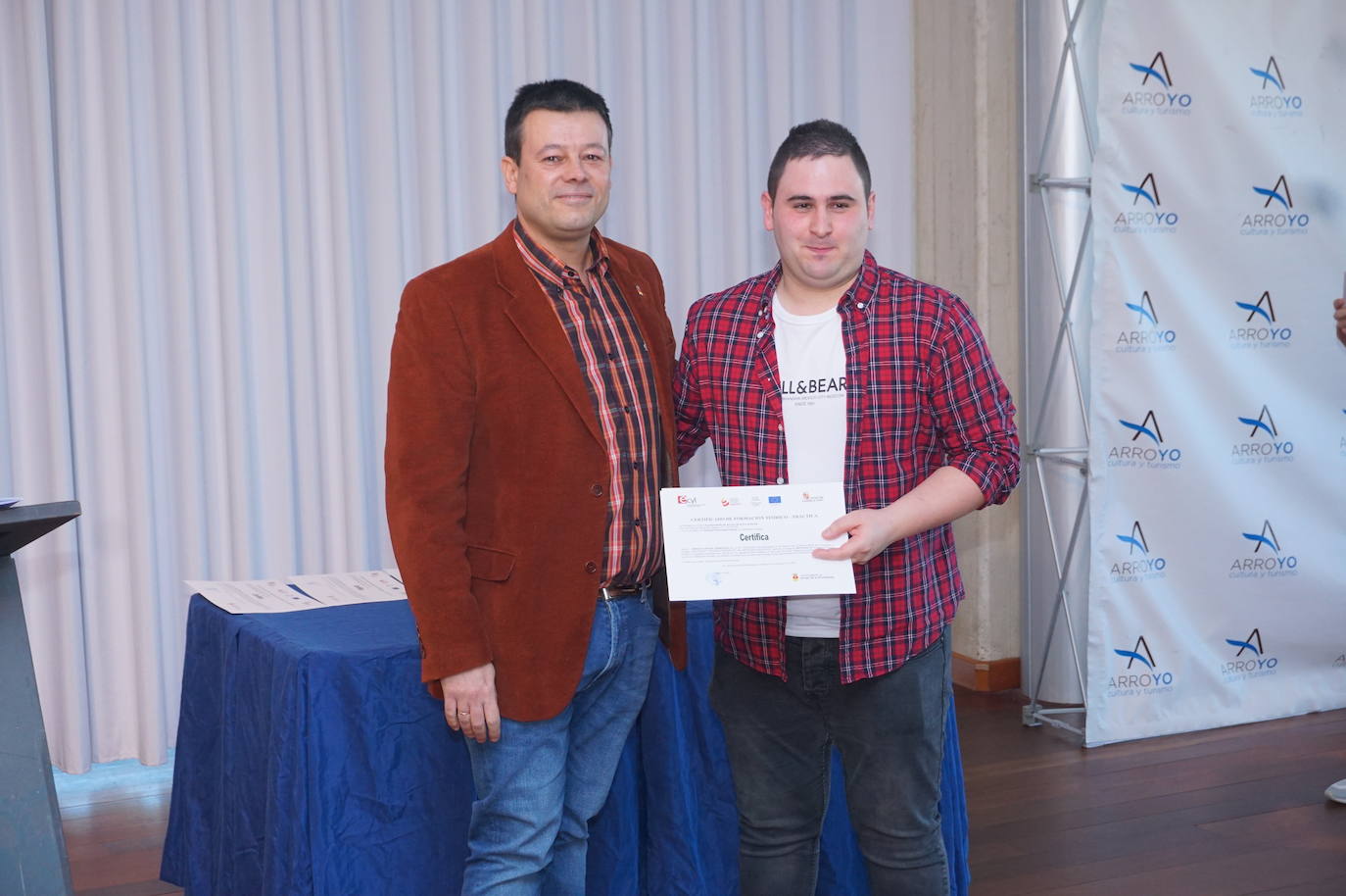 Ls alumnos que han realizado el curso de 900 horas durante seis meses y han recuperado las antiguas escuelas de La Flecha para ser el centro de ocio juvenil. 