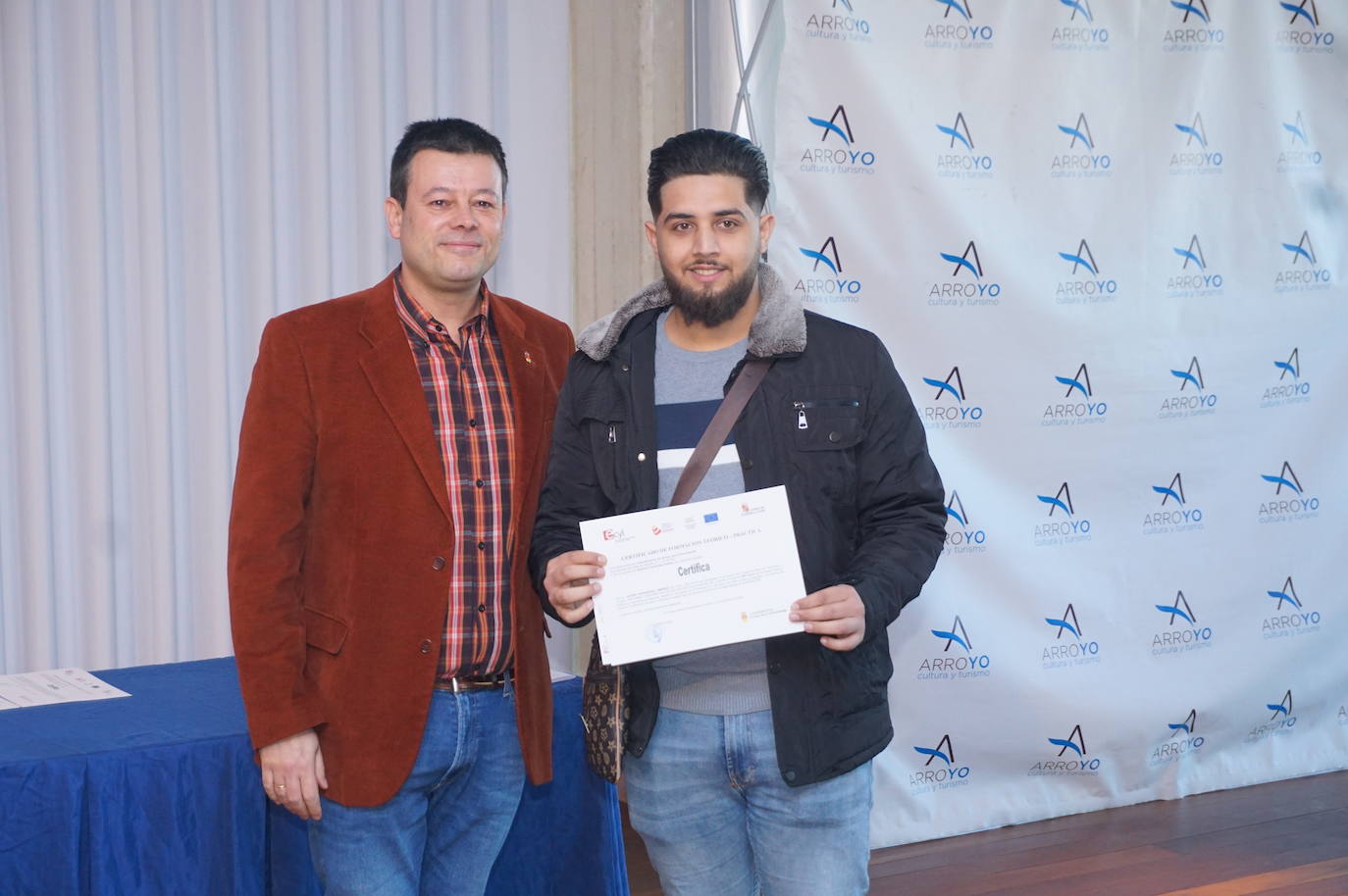 Ls alumnos que han realizado el curso de 900 horas durante seis meses y han recuperado las antiguas escuelas de La Flecha para ser el centro de ocio juvenil. 