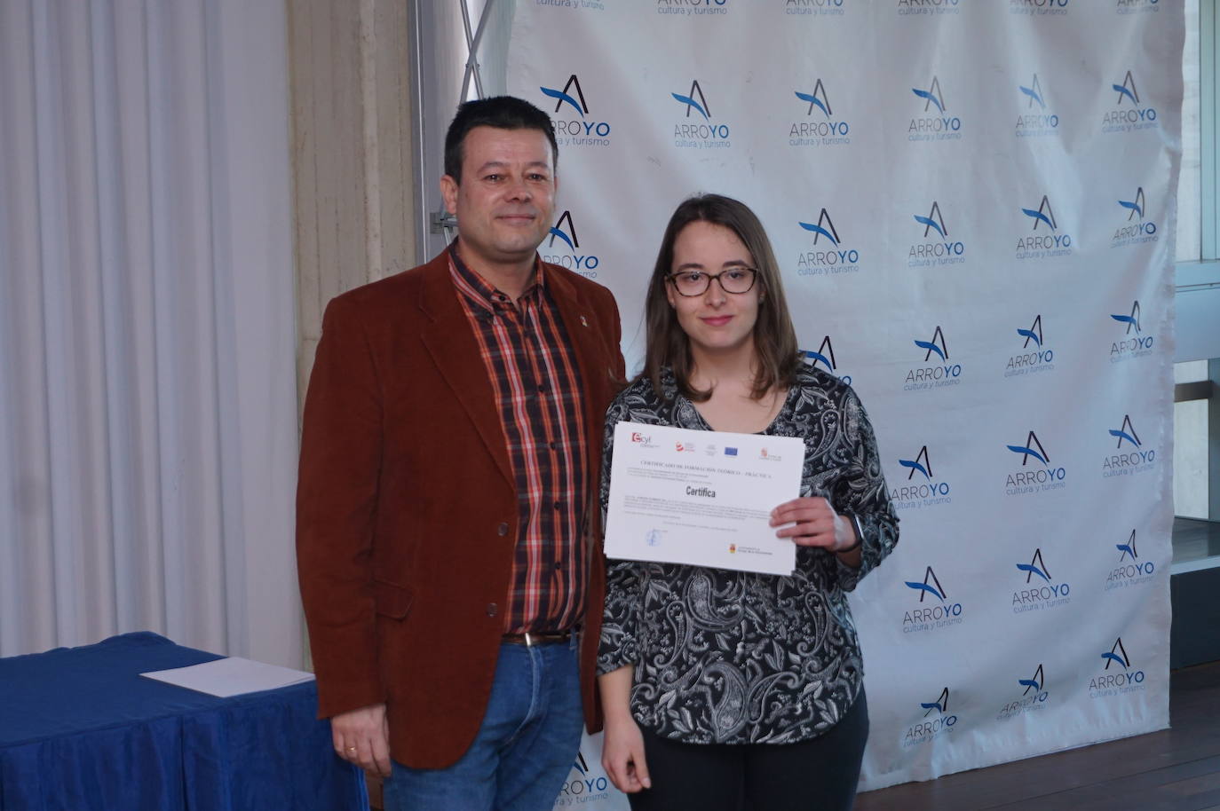 Ls alumnos que han realizado el curso de 900 horas durante seis meses y han recuperado las antiguas escuelas de La Flecha para ser el centro de ocio juvenil. 