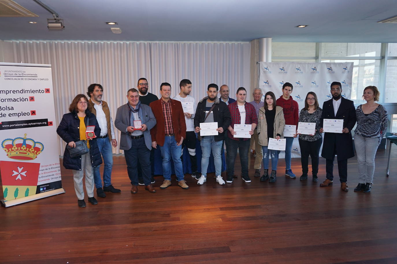 Ls alumnos que han realizado el curso de 900 horas durante seis meses y han recuperado las antiguas escuelas de La Flecha para ser el centro de ocio juvenil. 