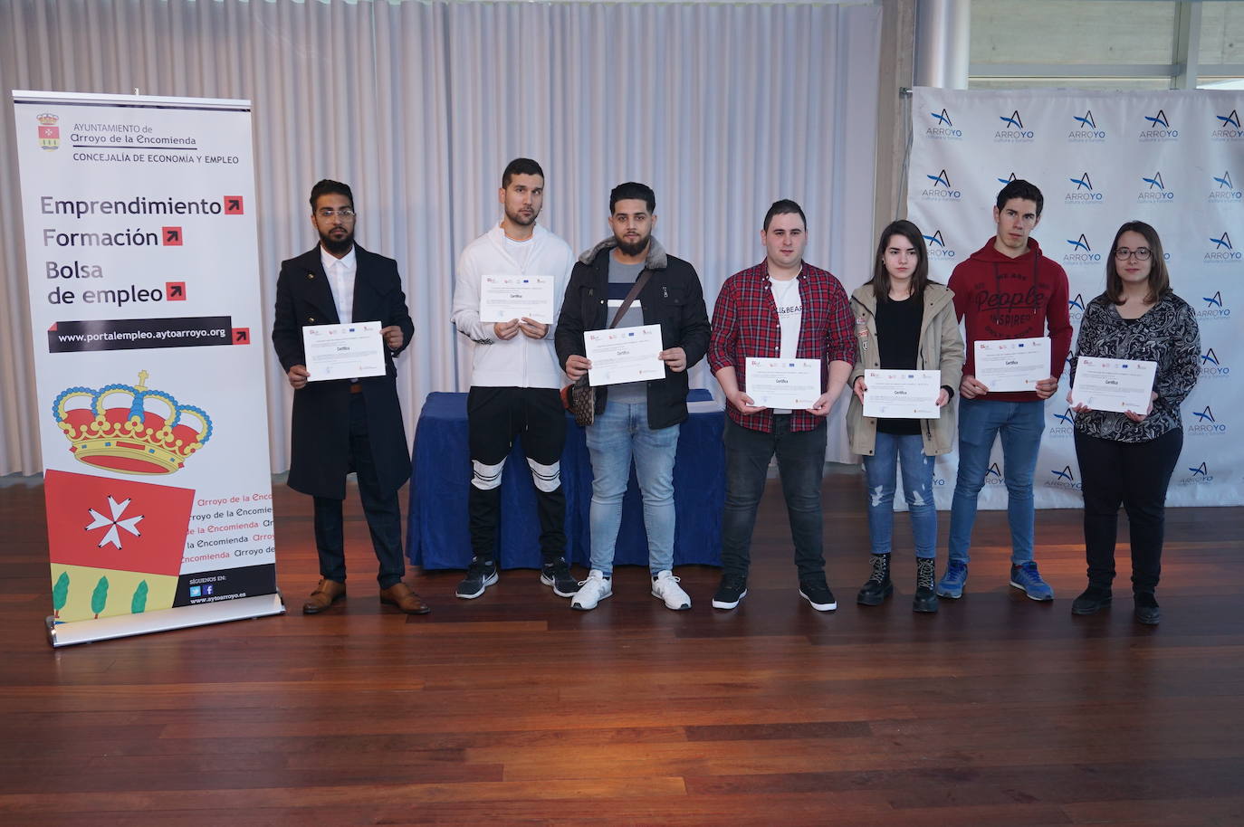 Ls alumnos que han realizado el curso de 900 horas durante seis meses y han recuperado las antiguas escuelas de La Flecha para ser el centro de ocio juvenil. 