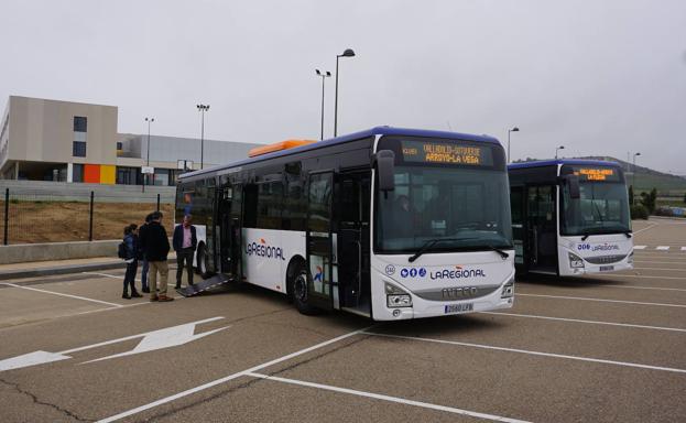Los dos nuevos vehículos fueron presentados en al aparcamiento del nuevo instituro de Arroyo. 