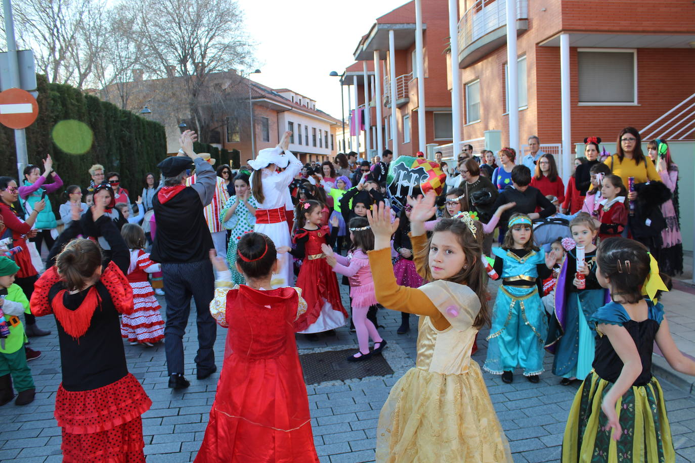 Los niños eligieron los disfraces de sus personajes preferidos en una fantástica tarde de sol y buena temperatura rematada con una chocolatada. 