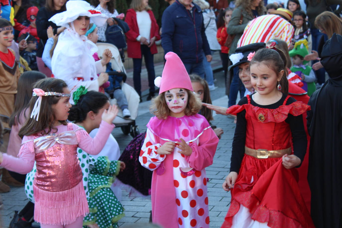 Los niños eligieron los disfraces de sus personajes preferidos en una fantástica tarde de sol y buena temperatura rematada con una chocolatada. 