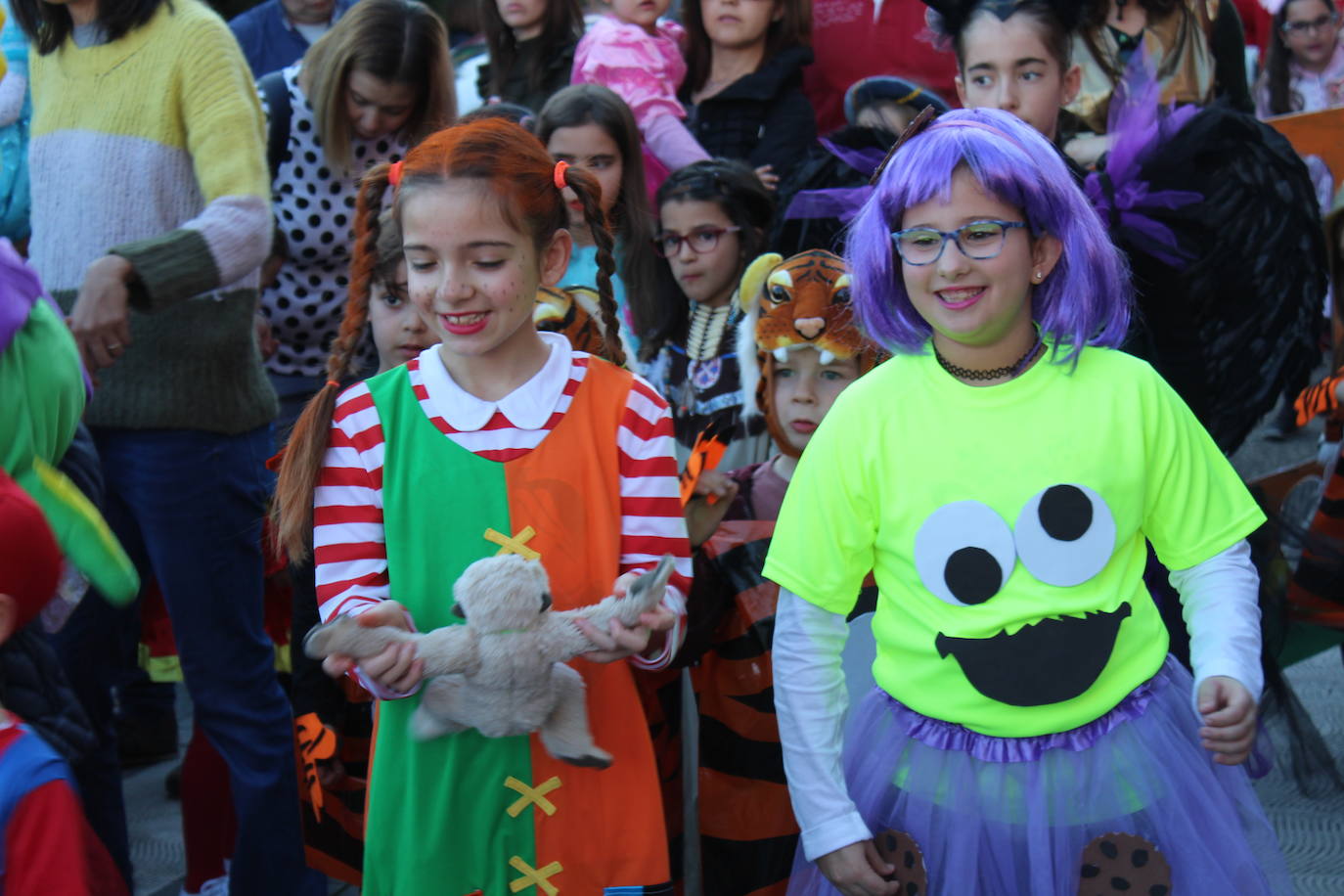 Los niños eligieron los disfraces de sus personajes preferidos en una fantástica tarde de sol y buena temperatura rematada con una chocolatada. 