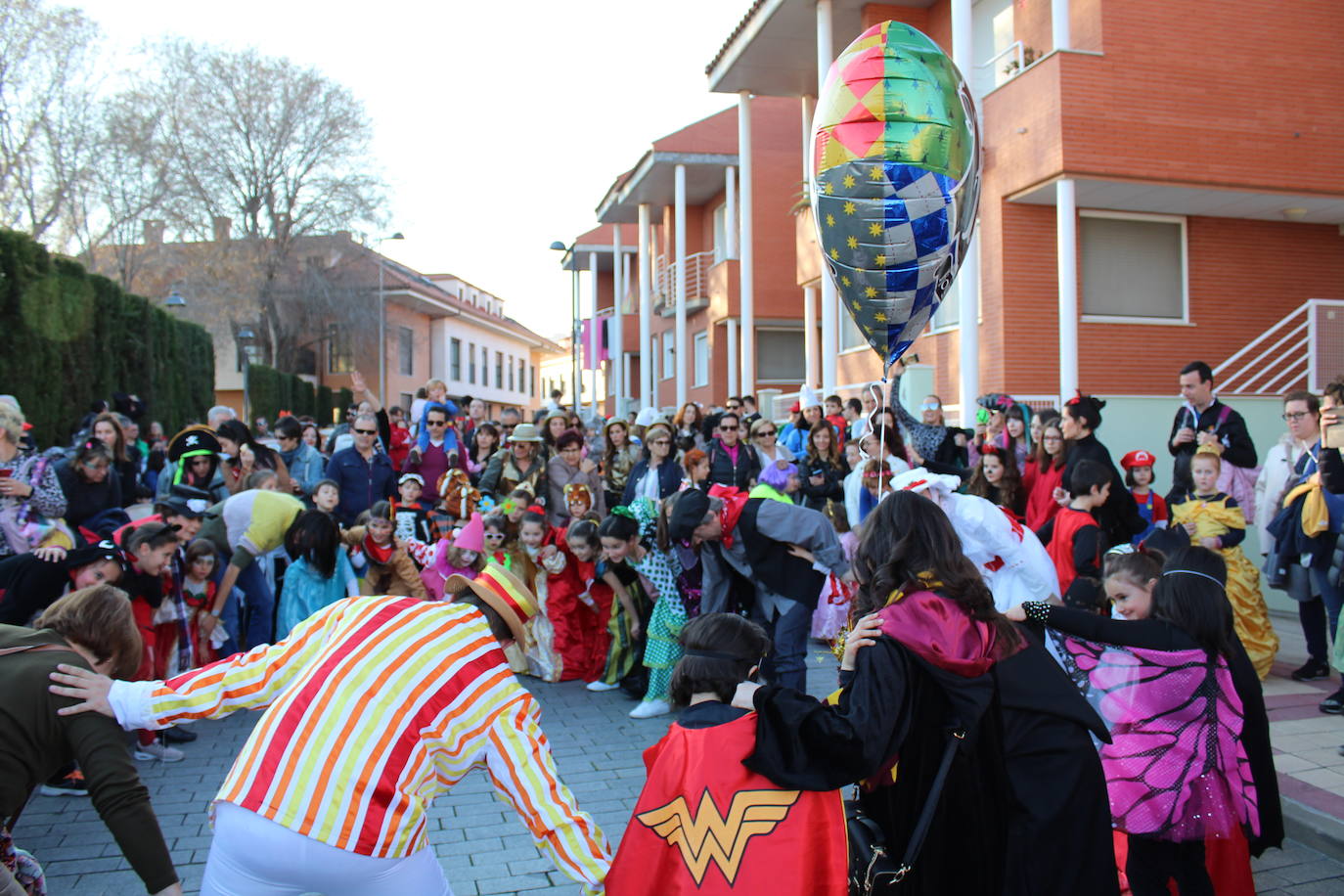 Los niños eligieron los disfraces de sus personajes preferidos en una fantástica tarde de sol y buena temperatura rematada con una chocolatada. 