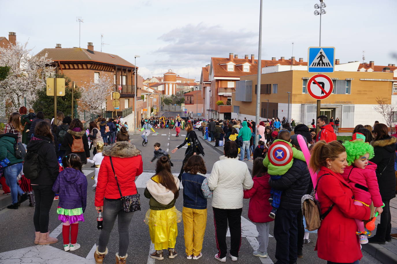 Colorido en el pasacalles de disfraces por La Flecha, en Arroyo, con espectáculo de Mundo Circo. 