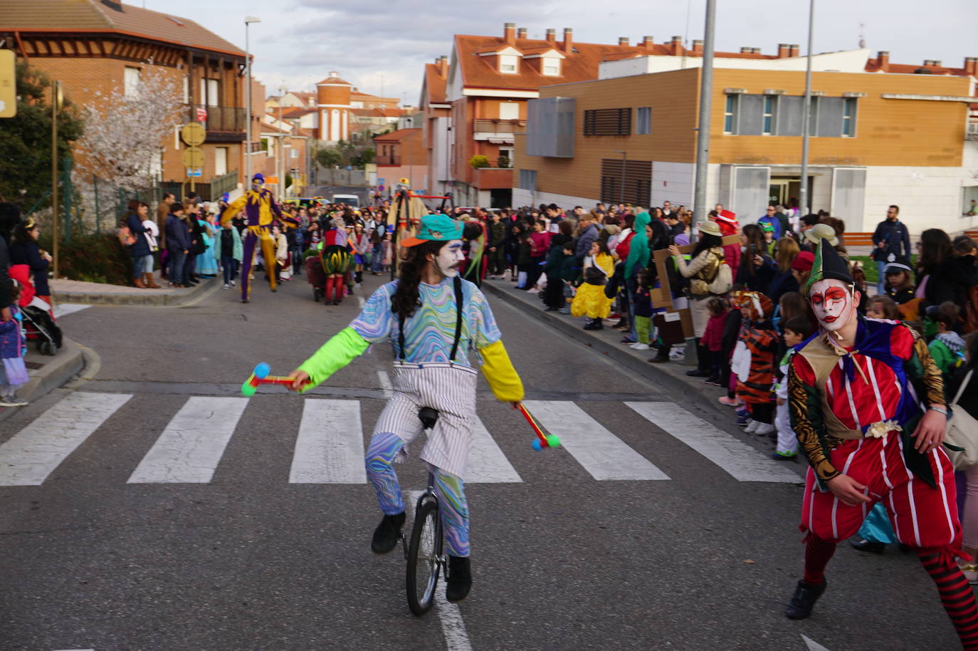 Colorido en el pasacalles de disfraces por La Flecha, en Arroyo, con espectáculo de Mundo Circo. 