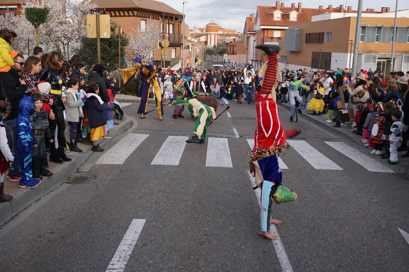 Colorido en el pasacalles de disfraces por La Flecha, en Arroyo, con espectáculo de Mundo Circo. 