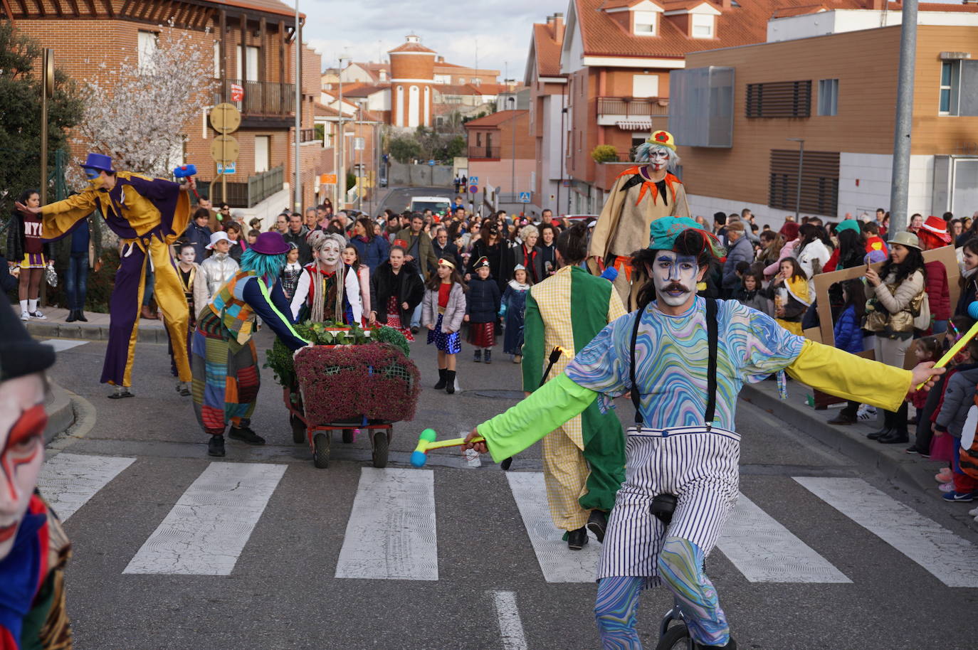 Colorido en el pasacalles de disfraces por La Flecha, en Arroyo, con espectáculo de Mundo Circo. 