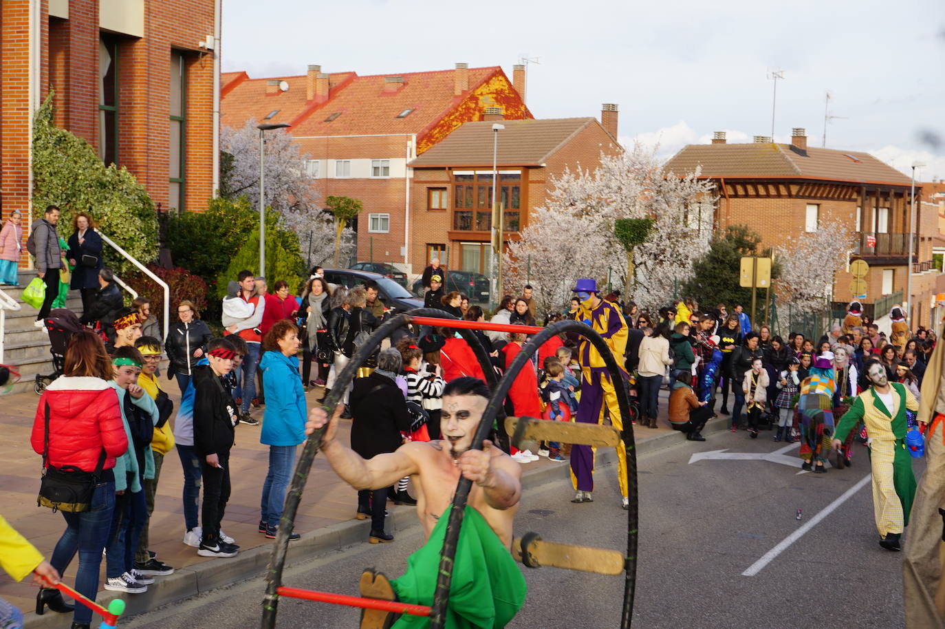 Colorido en el pasacalles de disfraces por La Flecha, en Arroyo, con espectáculo de Mundo Circo. 