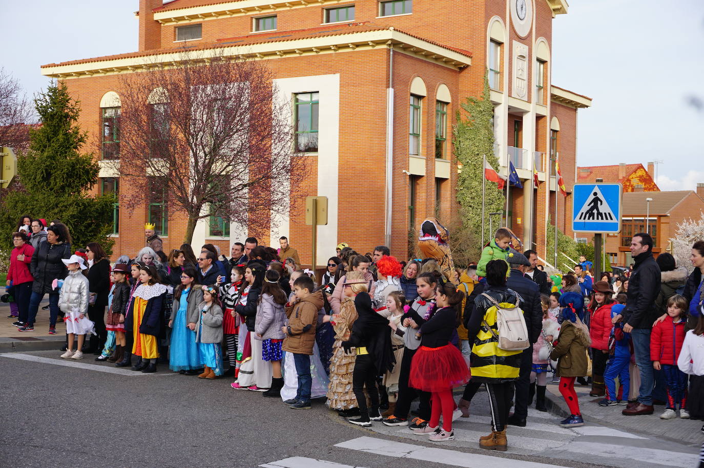 Colorido en el pasacalles de disfraces por La Flecha, en Arroyo, con espectáculo de Mundo Circo. 
