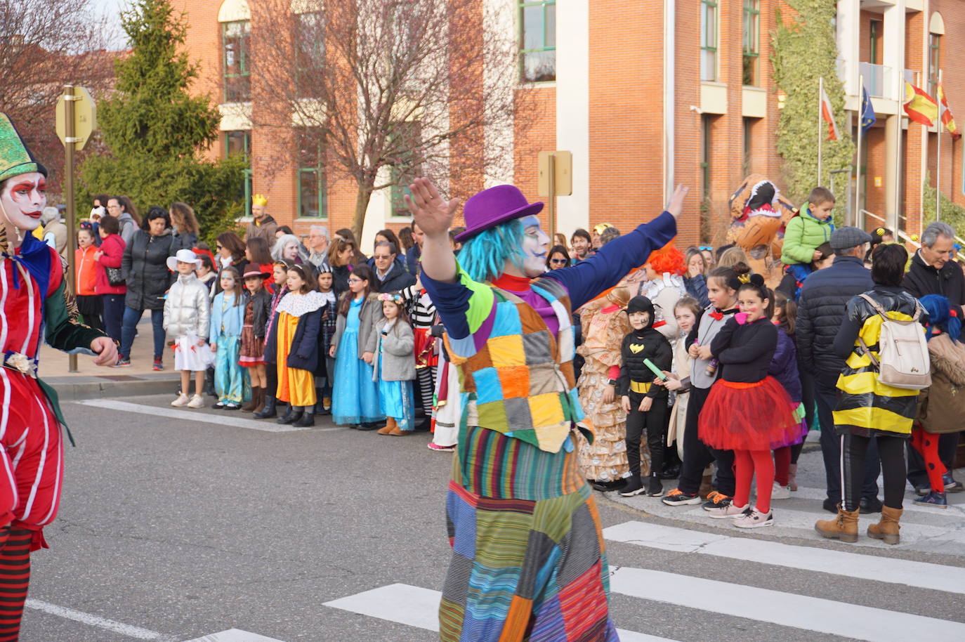 Colorido en el pasacalles de disfraces por La Flecha, en Arroyo, con espectáculo de Mundo Circo. 