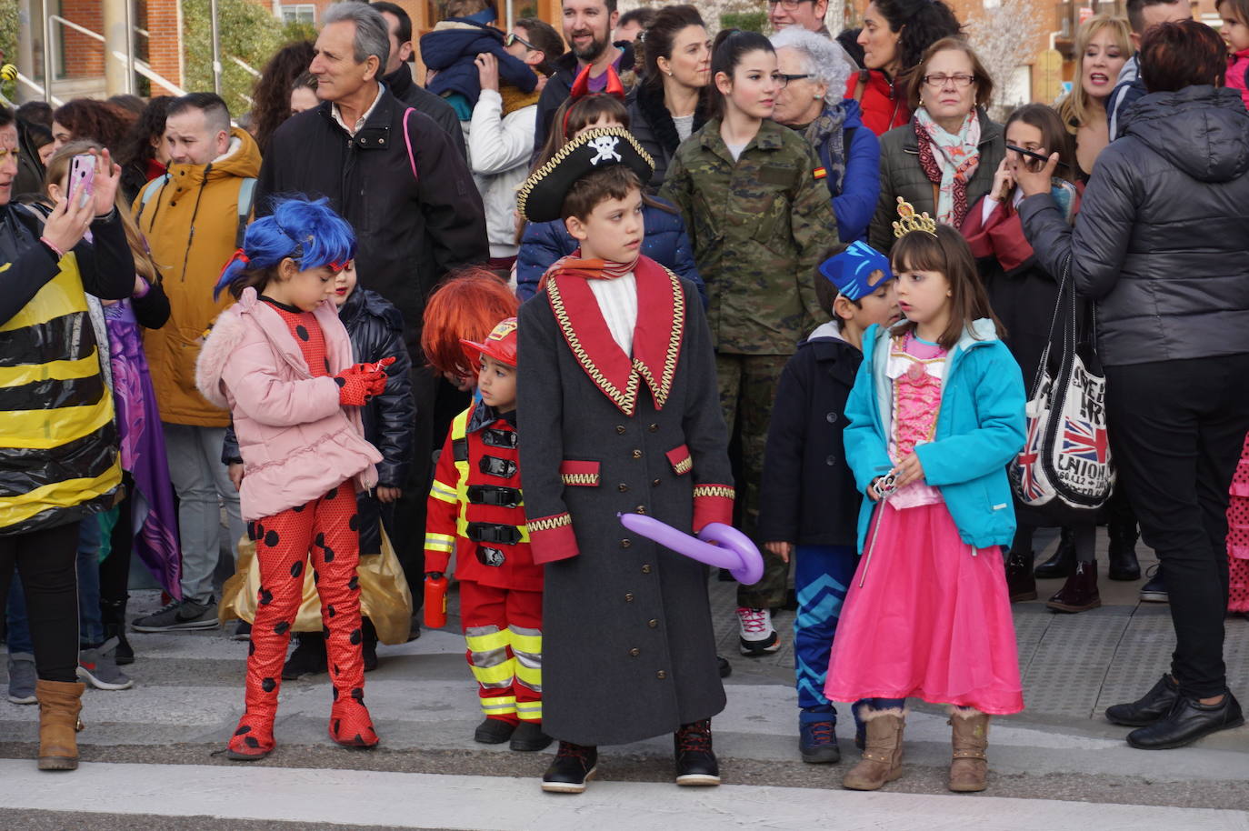 Colorido en el pasacalles de disfraces por La Flecha, en Arroyo, con espectáculo de Mundo Circo. 