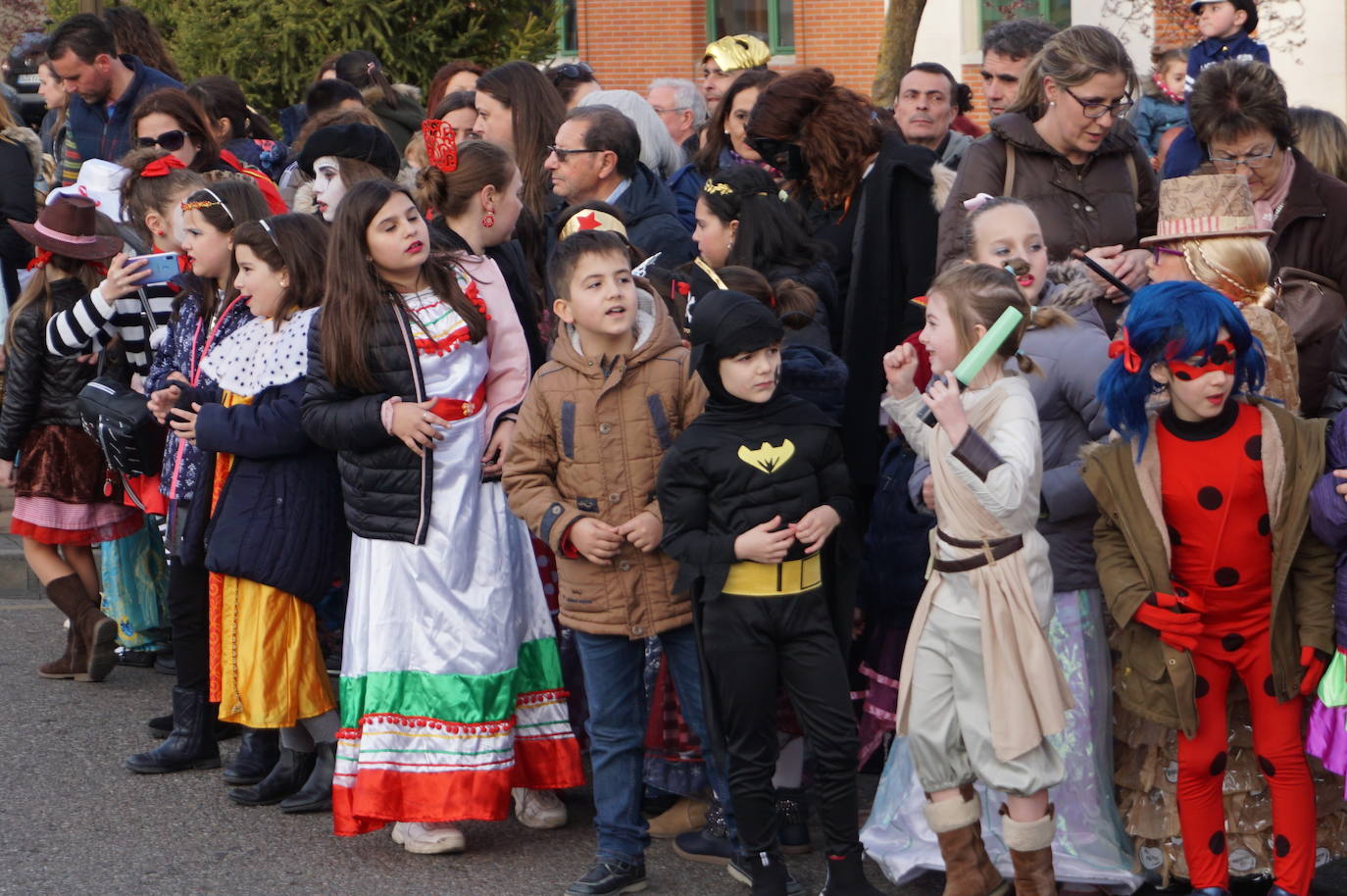 Colorido en el pasacalles de disfraces por La Flecha, en Arroyo, con espectáculo de Mundo Circo. 