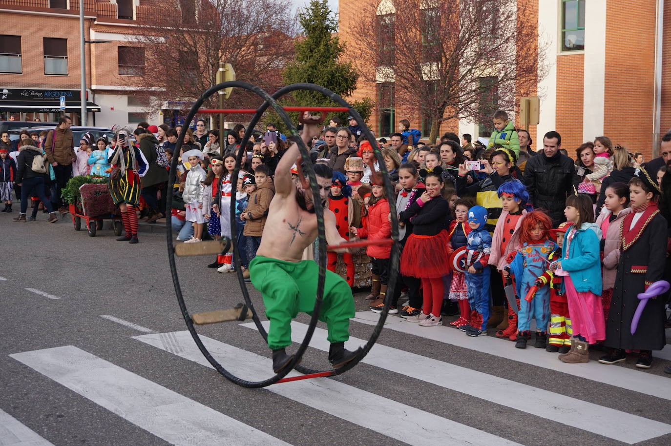 Colorido en el pasacalles de disfraces por La Flecha, en Arroyo, con espectáculo de Mundo Circo. 