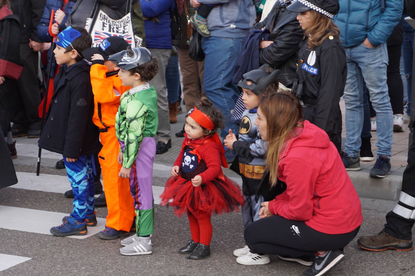 Colorido en el pasacalles de disfraces por La Flecha, en Arroyo, con espectáculo de Mundo Circo. 