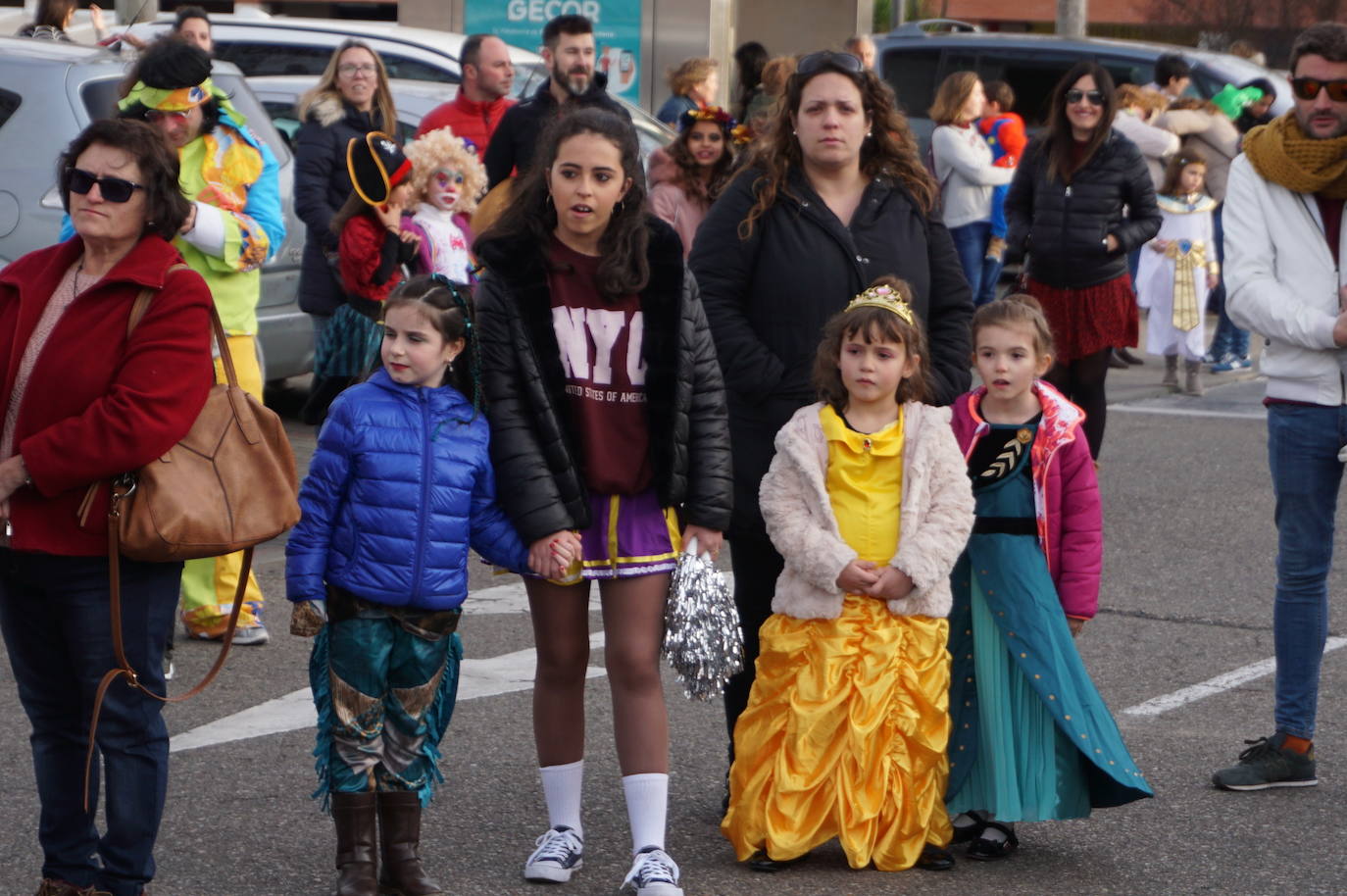 Colorido en el pasacalles de disfraces por La Flecha, en Arroyo, con espectáculo de Mundo Circo. 