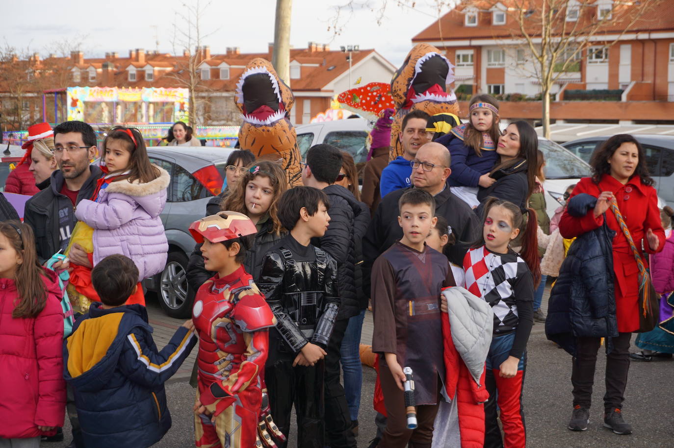 Colorido en el pasacalles de disfraces por La Flecha, en Arroyo, con espectáculo de Mundo Circo. 