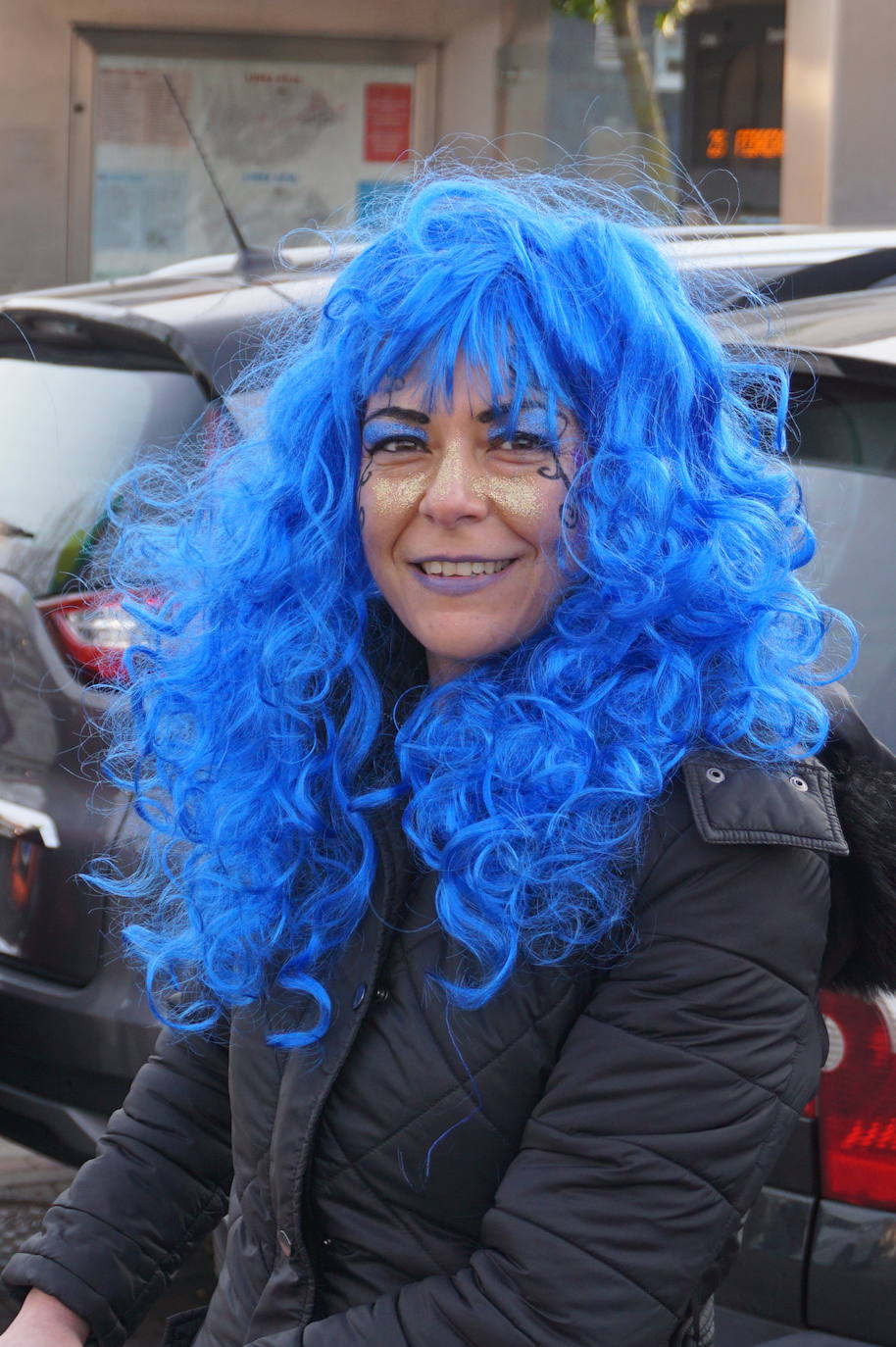 Colorido en el pasacalles de disfraces por La Flecha, en Arroyo, con espectáculo de Mundo Circo. 