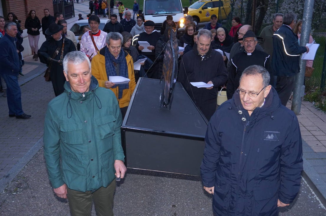 Bendición del ficticio padre a los asistentes y a las plañideras que acudieron al Entierro de la Sardina de Arroyo en La Flecha que ponía fin a las actividades del Carnaval 2020. 