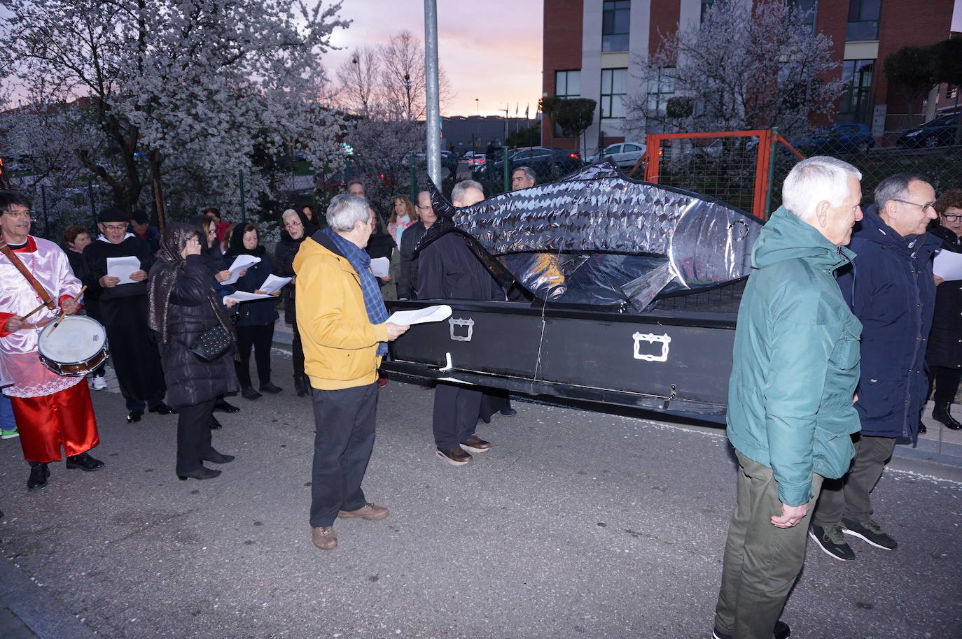 Bendición del ficticio padre a los asistentes y a las plañideras que acudieron al Entierro de la Sardina de Arroyo en La Flecha que ponía fin a las actividades del Carnaval 2020. 