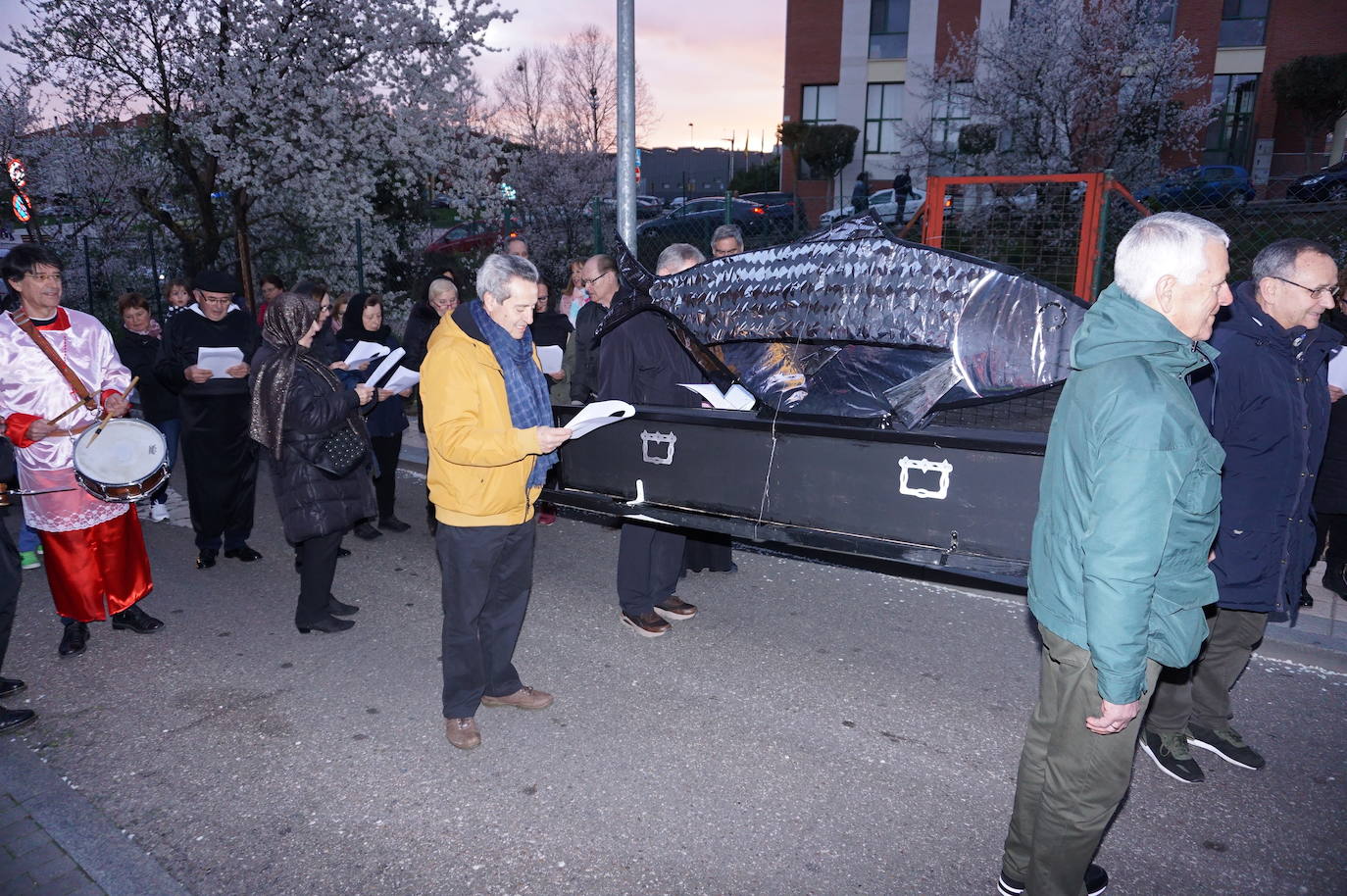 Bendición del ficticio padre a los asistentes y a las plañideras que acudieron al Entierro de la Sardina de Arroyo en La Flecha que ponía fin a las actividades del Carnaval 2020. 