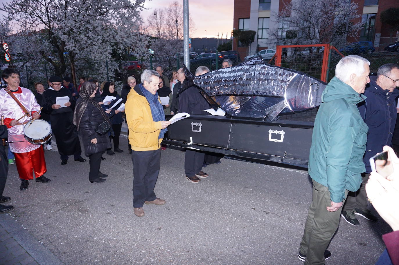Bendición del ficticio padre a los asistentes y a las plañideras que acudieron al Entierro de la Sardina de Arroyo en La Flecha que ponía fin a las actividades del Carnaval 2020. 