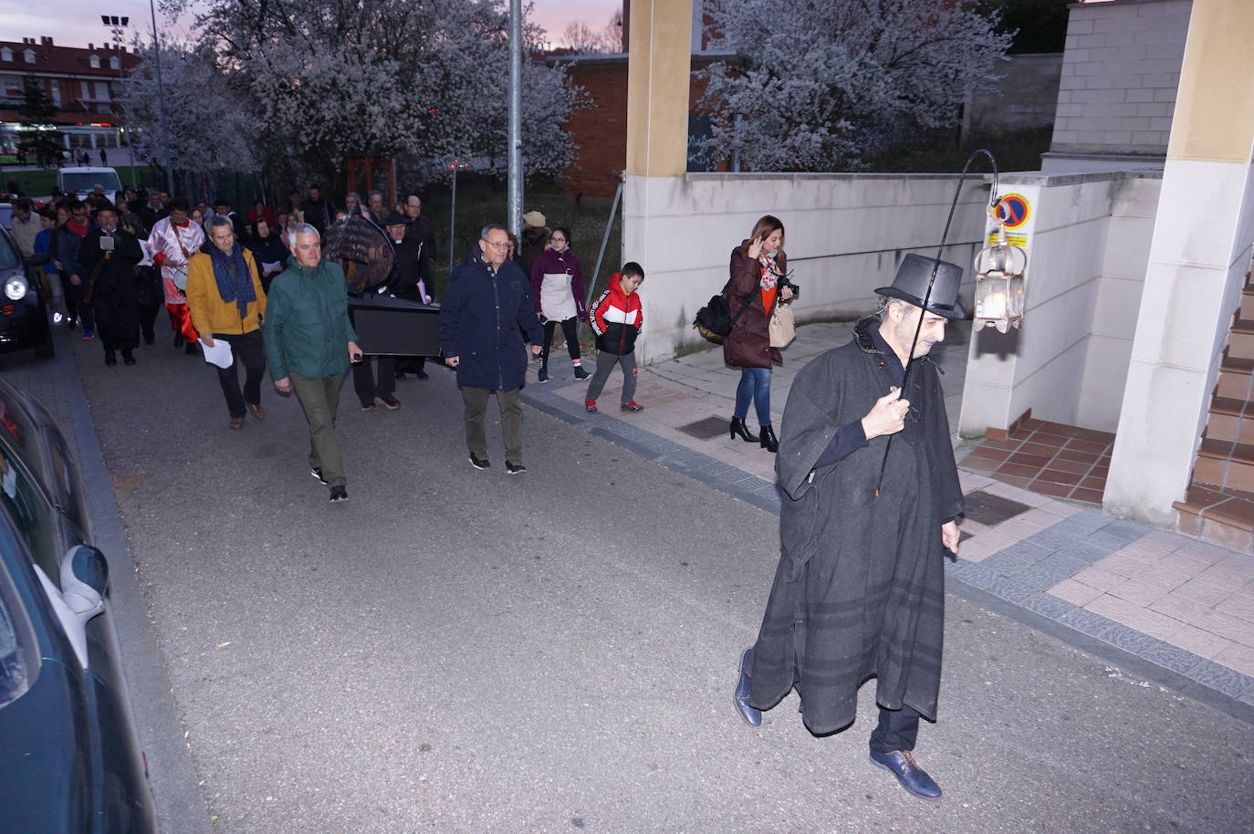 Bendición del ficticio padre a los asistentes y a las plañideras que acudieron al Entierro de la Sardina de Arroyo en La Flecha que ponía fin a las actividades del Carnaval 2020. 