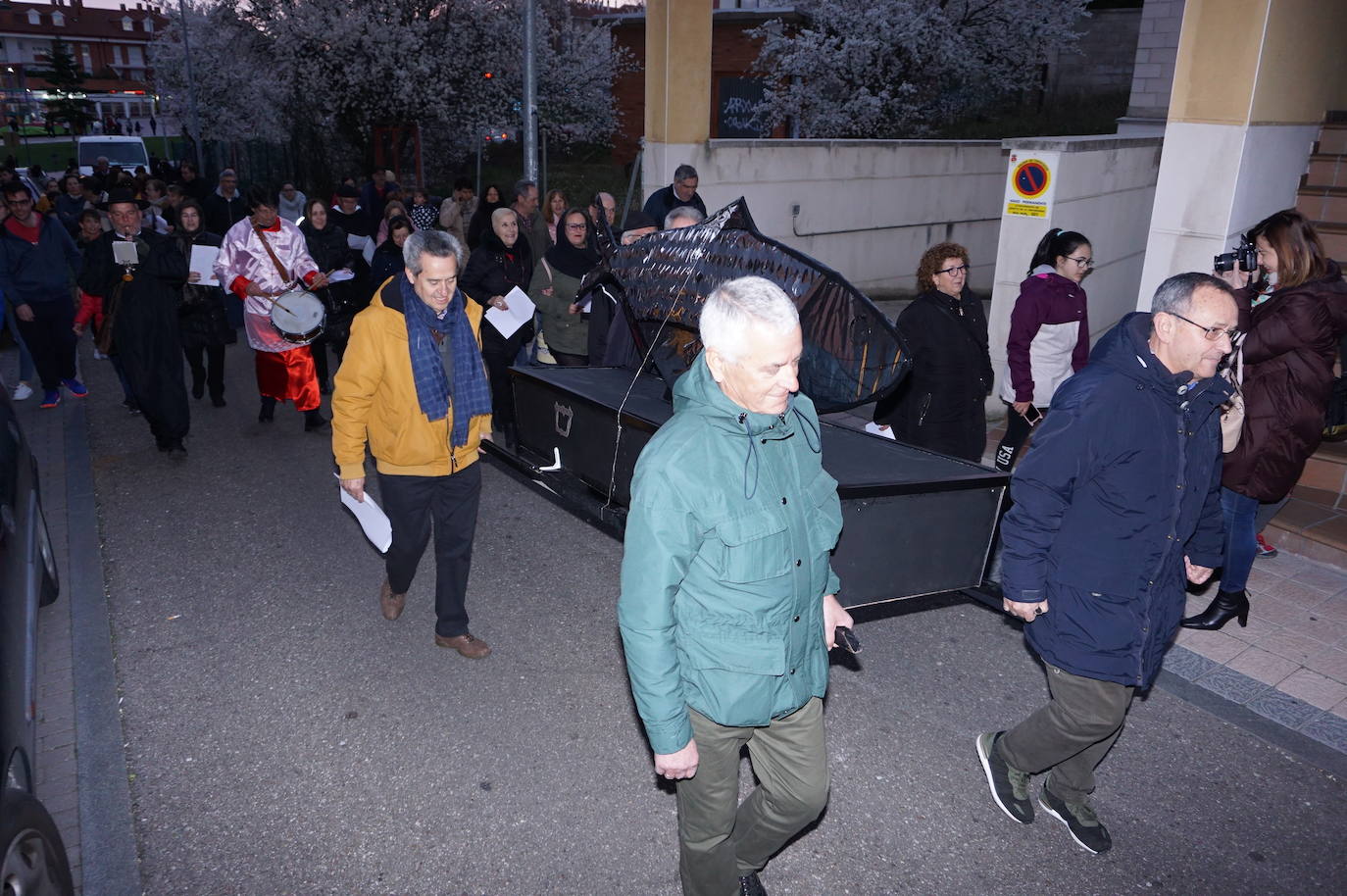 Bendición del ficticio padre a los asistentes y a las plañideras que acudieron al Entierro de la Sardina de Arroyo en La Flecha que ponía fin a las actividades del Carnaval 2020. 