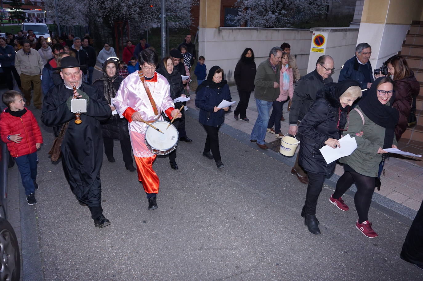 Bendición del ficticio padre a los asistentes y a las plañideras que acudieron al Entierro de la Sardina de Arroyo en La Flecha que ponía fin a las actividades del Carnaval 2020. 