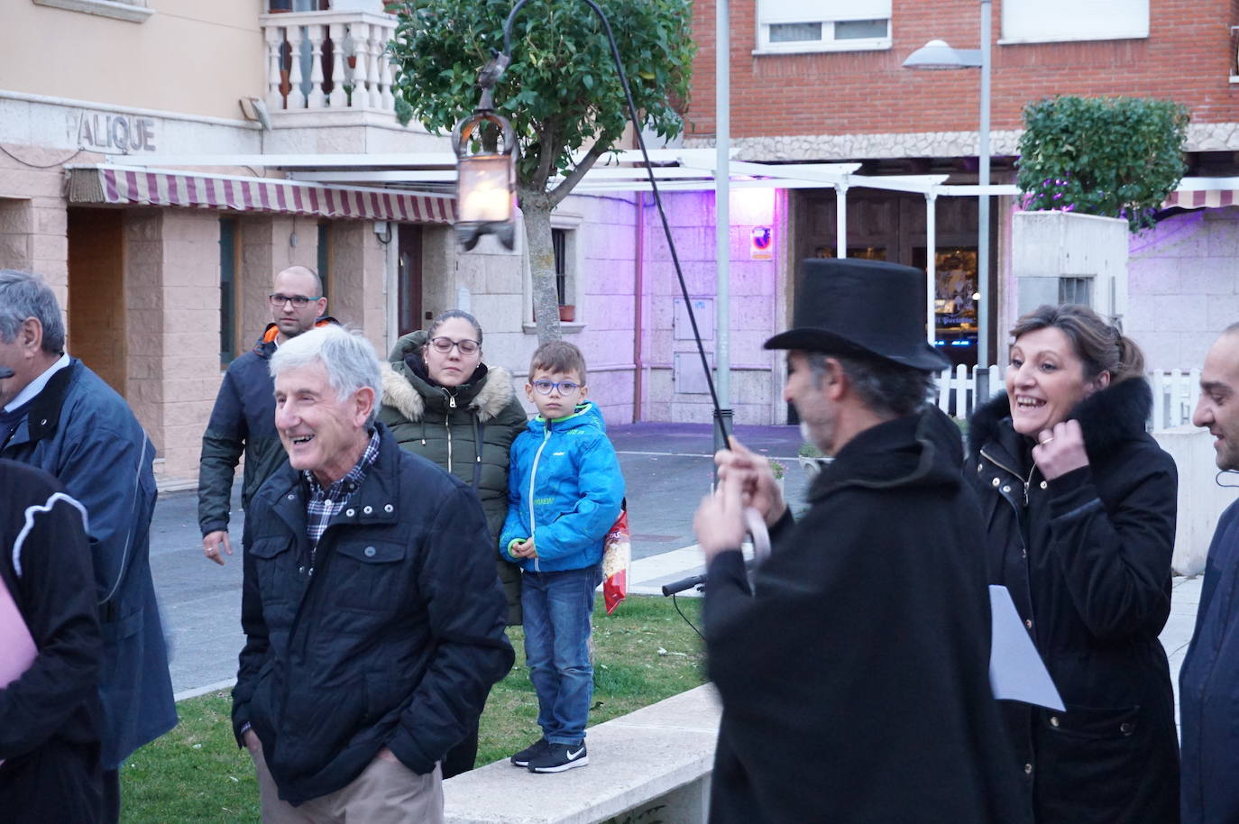 Bendición del ficticio padre a los asistentes y a las plañideras que acudieron al Entierro de la Sardina de Arroyo en La Flecha que ponía fin a las actividades del Carnaval 2020. 