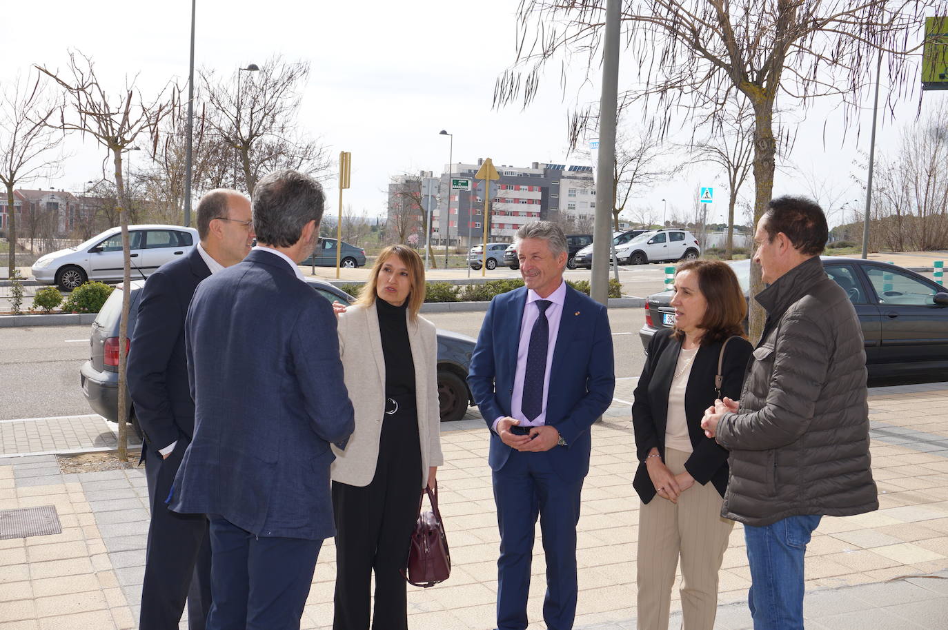 La Consejera de Educación, Rocío Lucas, a la derecha, conversa en el laboratorio de biología con el alcalde de Arroyo, Sarbelio Fernández y el director del IESO Arroyo, Jesús Manso. 