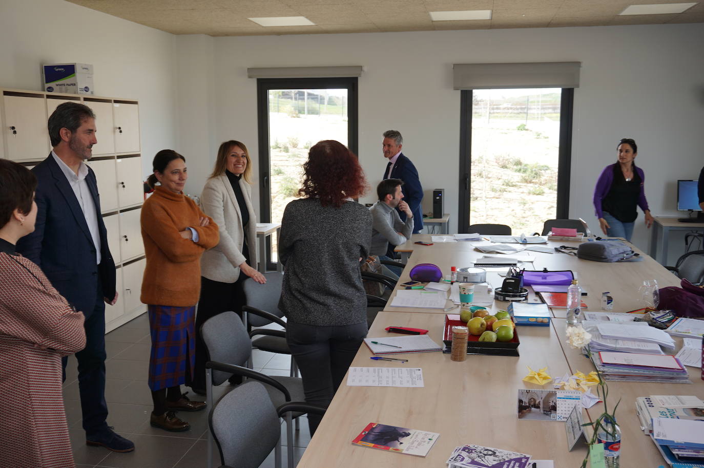 La Consejera de Educación, Rocío Lucas, a la derecha, conversa en el laboratorio de biología con el alcalde de Arroyo, Sarbelio Fernández y el director del IESO Arroyo, Jesús Manso. 