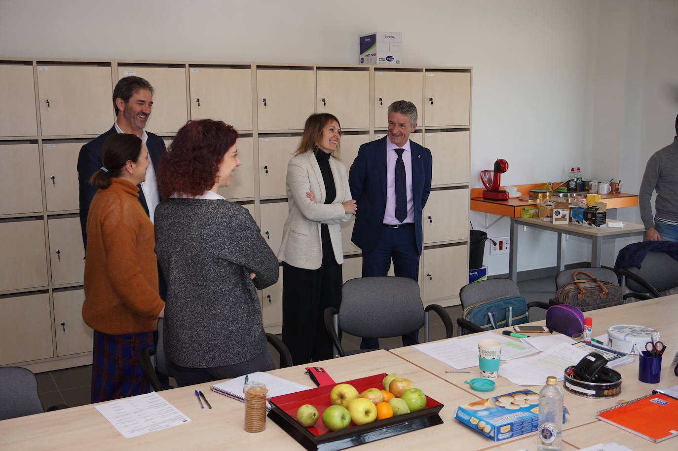 La Consejera de Educación, Rocío Lucas, a la derecha, conversa en el laboratorio de biología con el alcalde de Arroyo, Sarbelio Fernández y el director del IESO Arroyo, Jesús Manso. 