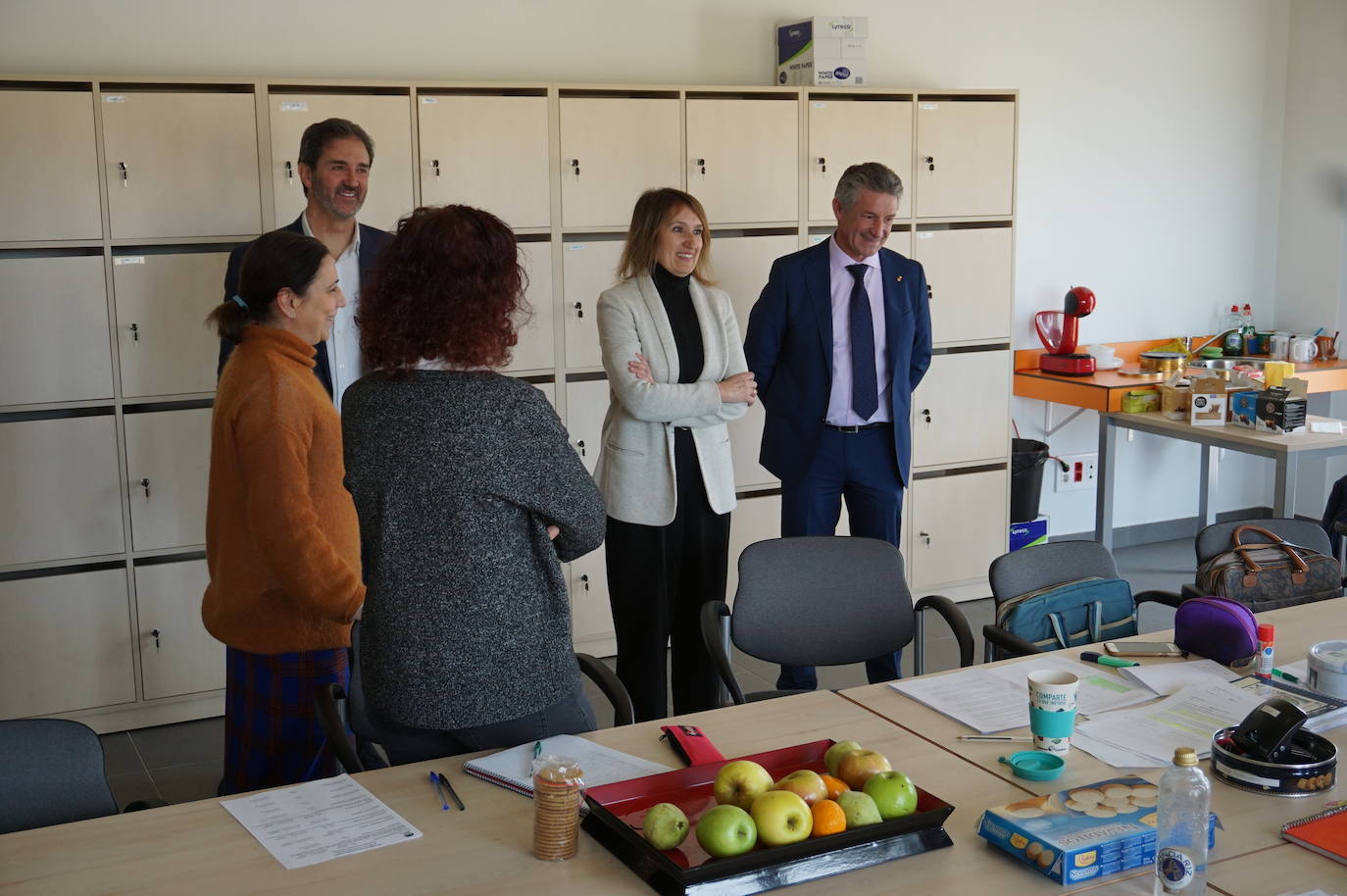La Consejera de Educación, Rocío Lucas, a la derecha, conversa en el laboratorio de biología con el alcalde de Arroyo, Sarbelio Fernández y el director del IESO Arroyo, Jesús Manso. 