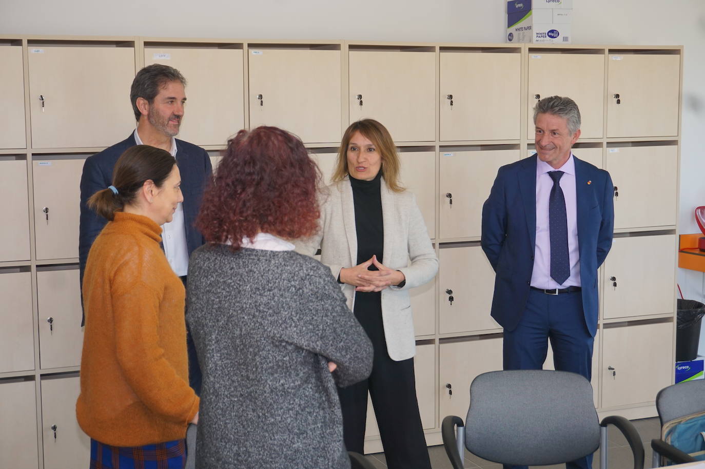 La Consejera de Educación, Rocío Lucas, a la derecha, conversa en el laboratorio de biología con el alcalde de Arroyo, Sarbelio Fernández y el director del IESO Arroyo, Jesús Manso. 