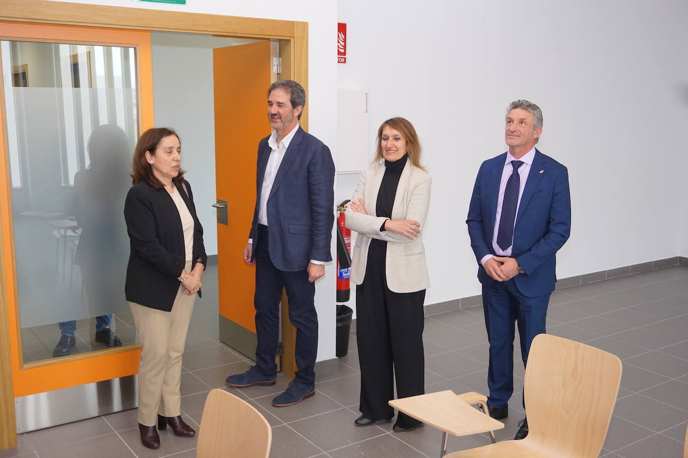 La Consejera de Educación, Rocío Lucas, a la derecha, conversa en el laboratorio de biología con el alcalde de Arroyo, Sarbelio Fernández y el director del IESO Arroyo, Jesús Manso. 