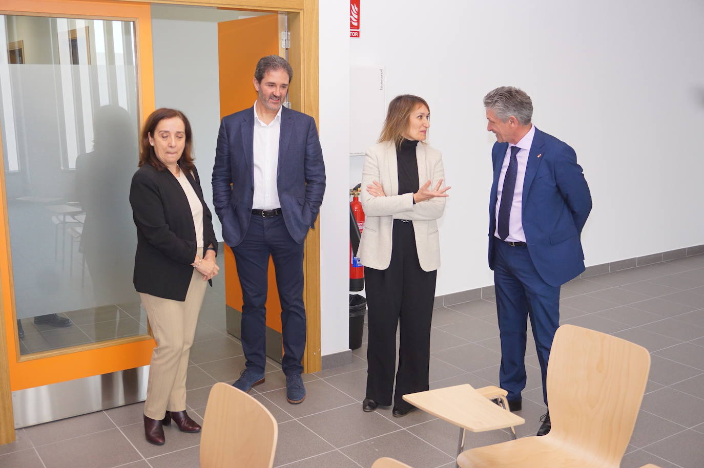 La Consejera de Educación, Rocío Lucas, a la derecha, conversa en el laboratorio de biología con el alcalde de Arroyo, Sarbelio Fernández y el director del IESO Arroyo, Jesús Manso. 