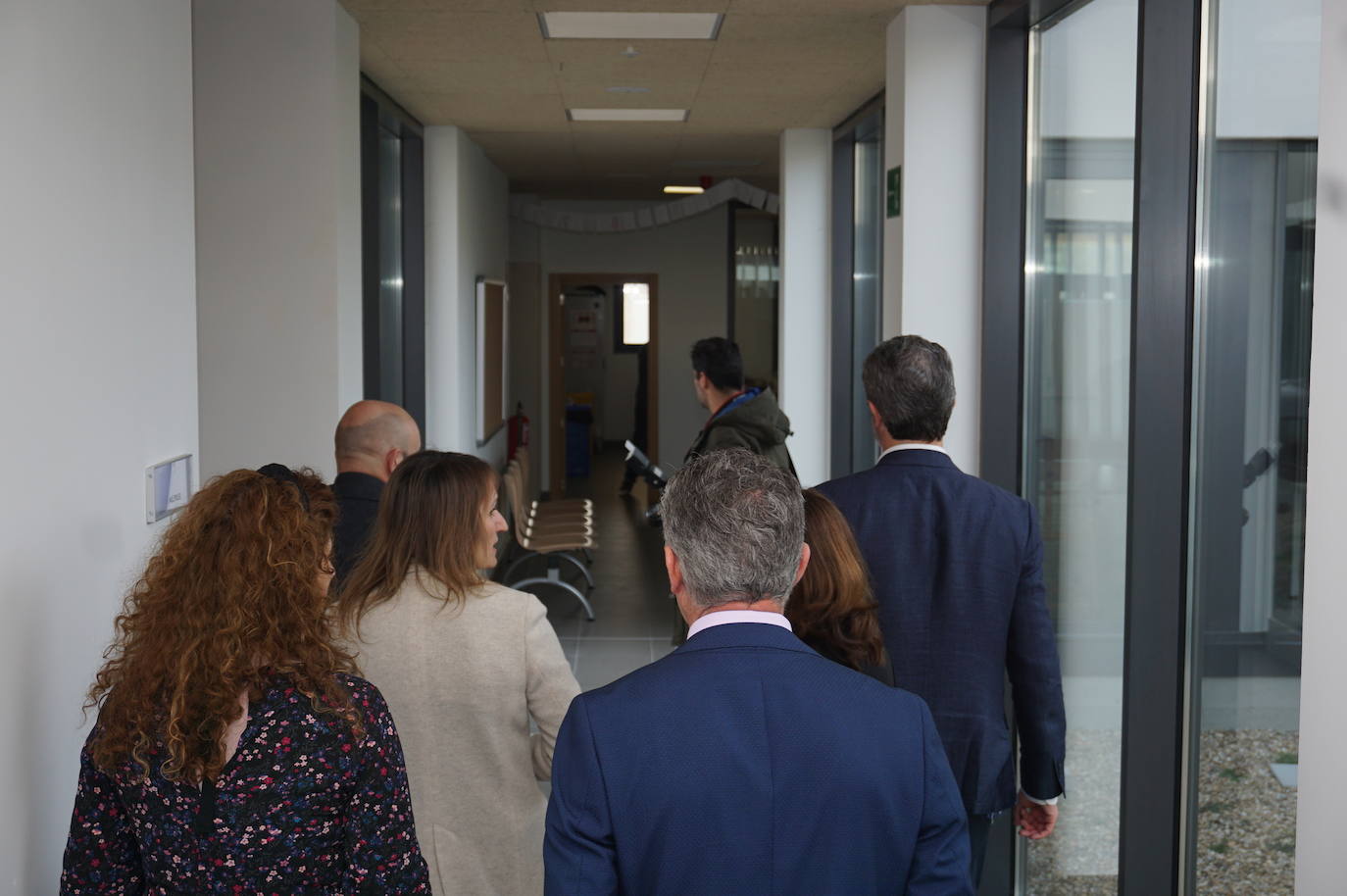 La Consejera de Educación, Rocío Lucas, a la derecha, conversa en el laboratorio de biología con el alcalde de Arroyo, Sarbelio Fernández y el director del IESO Arroyo, Jesús Manso. 