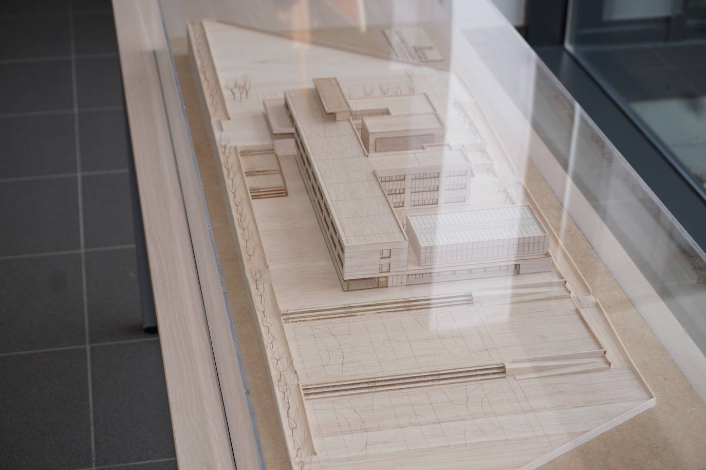 La Consejera de Educación, Rocío Lucas, a la derecha, conversa en el laboratorio de biología con el alcalde de Arroyo, Sarbelio Fernández y el director del IESO Arroyo, Jesús Manso. 