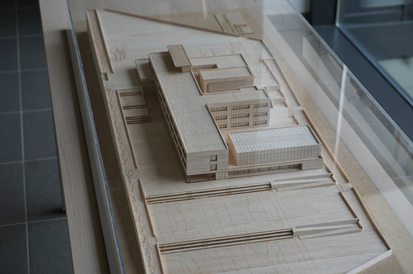La Consejera de Educación, Rocío Lucas, a la derecha, conversa en el laboratorio de biología con el alcalde de Arroyo, Sarbelio Fernández y el director del IESO Arroyo, Jesús Manso. 