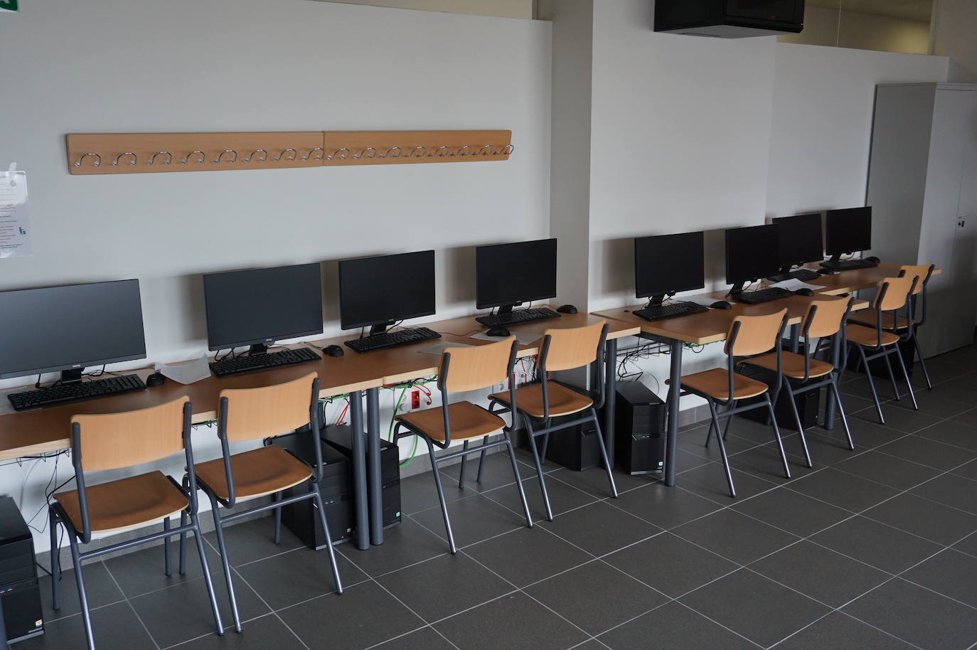 La Consejera de Educación, Rocío Lucas, a la derecha, conversa en el laboratorio de biología con el alcalde de Arroyo, Sarbelio Fernández y el director del IESO Arroyo, Jesús Manso. 