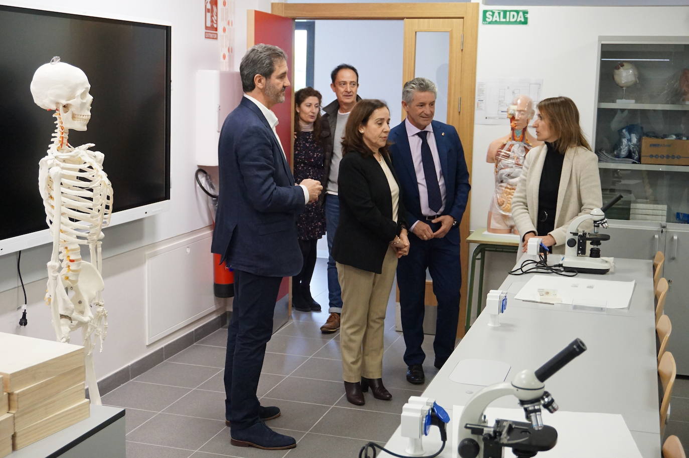 La Consejera de Educación, Rocío Lucas, a la derecha, conversa en el laboratorio de biología con el alcalde de Arroyo, Sarbelio Fernández y el director del IESO Arroyo, Jesús Manso. 