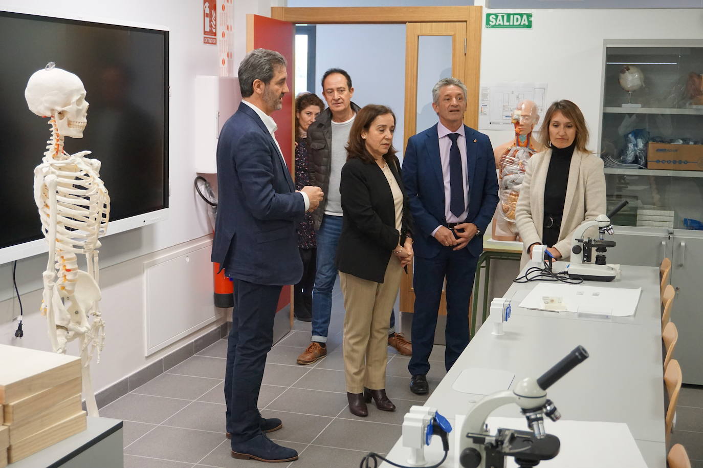 La Consejera de Educación, Rocío Lucas, a la derecha, conversa en el laboratorio de biología con el alcalde de Arroyo, Sarbelio Fernández y el director del IESO Arroyo, Jesús Manso. 
